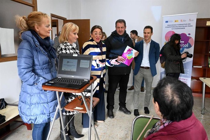 González Corral en su visita al centro de Manganeses de la Lampreana.