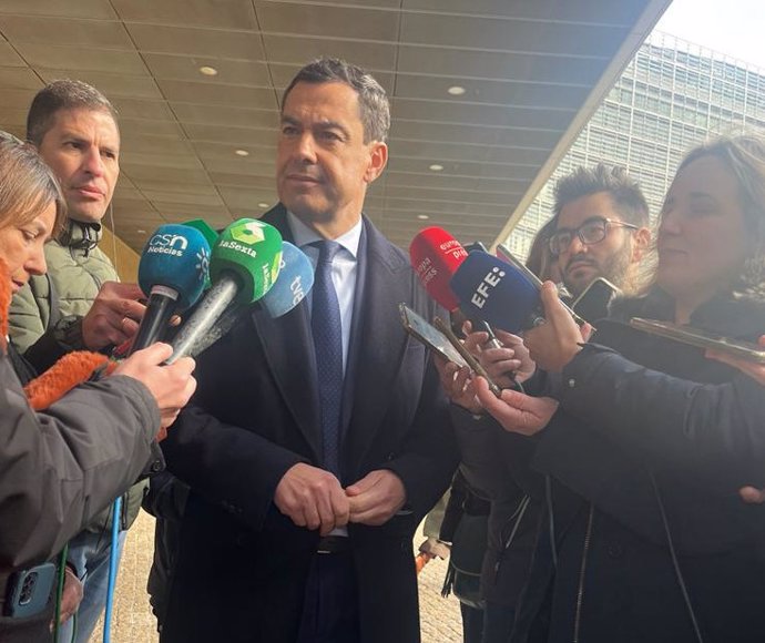 El presidente de la Junta de Andalucía, Juanma Moreno, atiende a los medios en Bruselas.