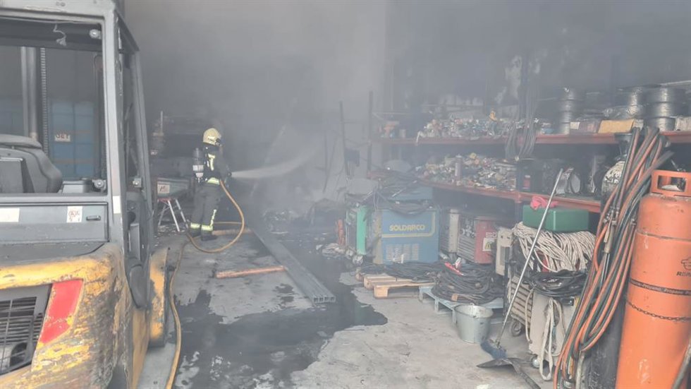 Incendio en la nave industrial de Ramales de la Victoria