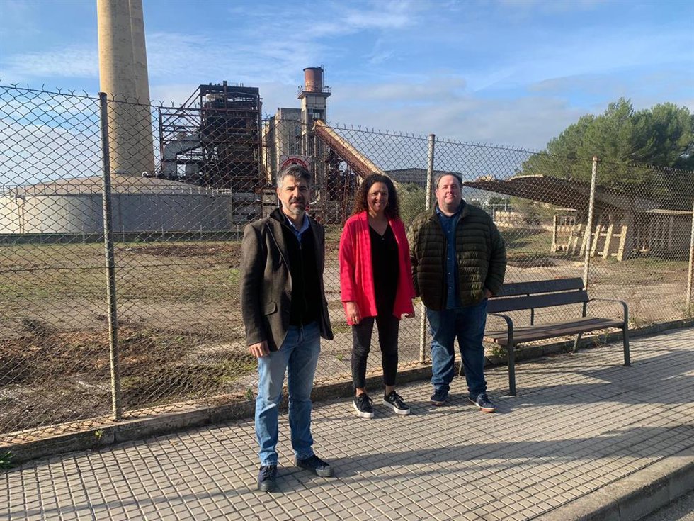 Los consellers insulars del PSIB Catalina Cladera y Javier de Juan y el regidor de Alcúdia, Joan Gaspar, en la central de Alcanada