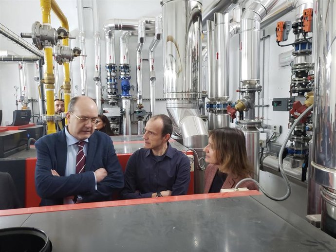 La consejera de Educación en su visita al cuarto de calderas delIES Andrés Laguna, donde se ha instalado nueva maquinaria .
