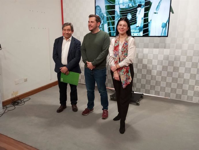 El responsable de la Cátedra de Población, Vinculación y Desarrollo de la UNED, Juan Andrés Blanco, junto al vicepresidente primero de la institución anfitriona, Víctor López de la Parte, y la representante de la Fundación Caja Rural, Laura Huertos.