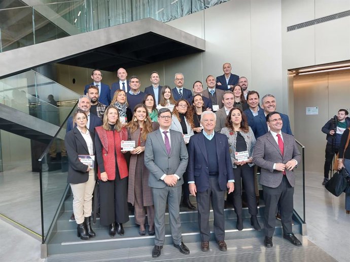 Foto de familia tras el acto de reconocimiento a 16 empresas colaboradoras con Cruz Roja.