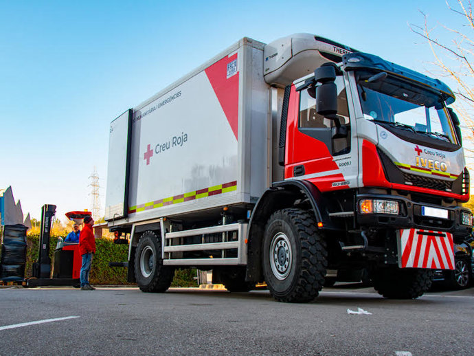 Personal de Cruz Roja descarga el material donado por Totalcare.