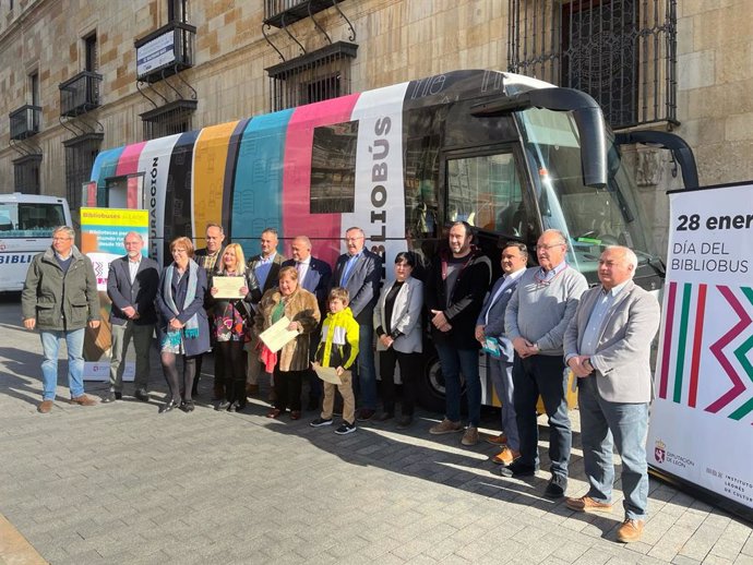 El presidente de la Diputación de León, el diputado de Cultural, el responsable del servicio y los trabajadores del Bibliobús posan ante uno de los vehículos en el acto de conmemoración del 50 aniversario.