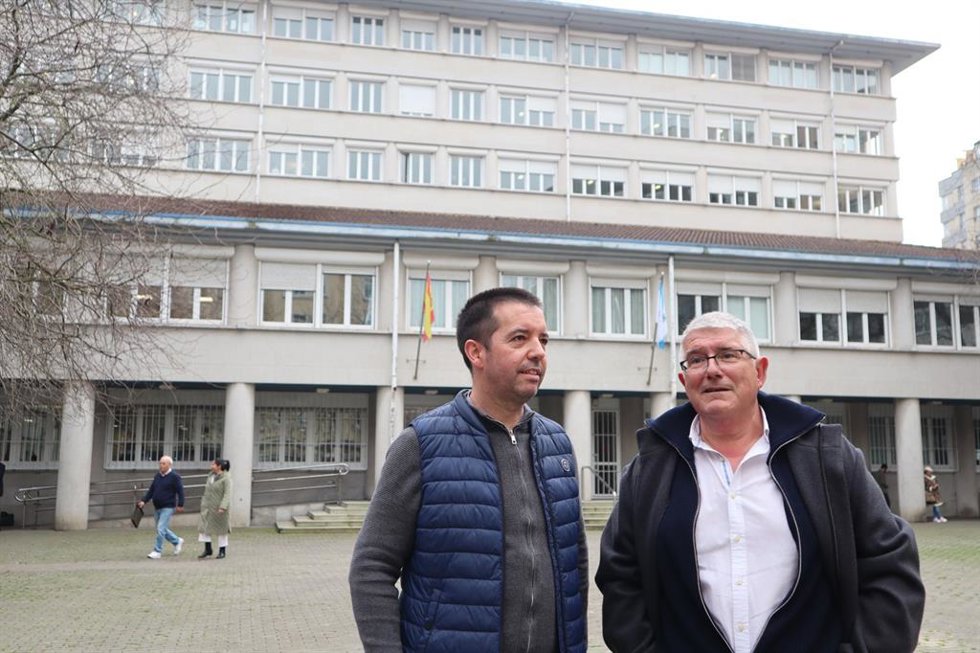 El secretario de Coordinación Sectorial y responsable de los servicios jurídicos de Unións Agrarias, Félix Porto, en la entrada del Juzgado de lo Mercantil 3 de A Coruña