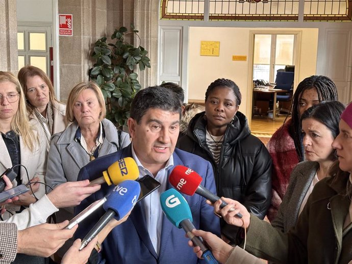 Archivo - El delegado del Gobierno en Galicia, Pedro Blanco, atiende a los medios en Pontevedra