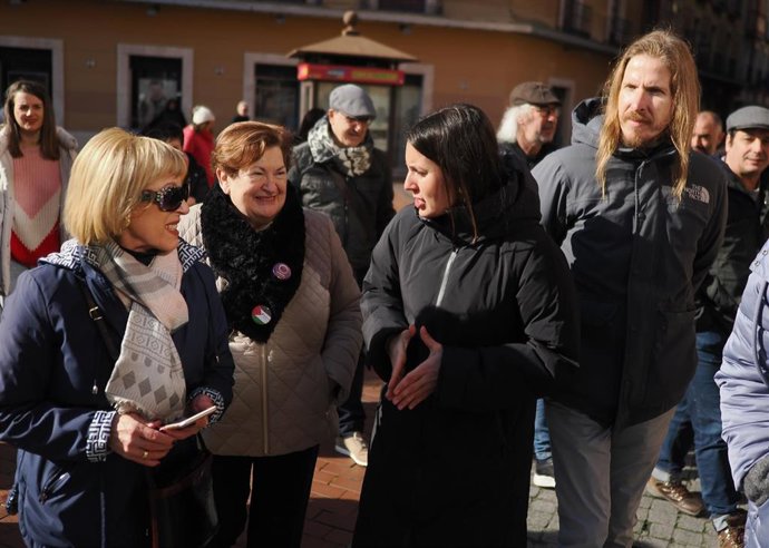La secretaria política de Podemos, Irene Montero (2d), y el secretario de organización y portavoz de Podemos, Pablo Fernández (1d), a su llegada a un acto para presentar su candidatura para las elecciones europeas, en Valladolid