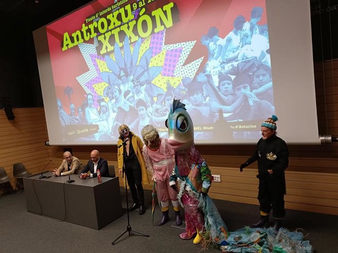 Presentación del Antroxu'24 de Gijón, en la antigua Escuela de Comercio, y de la sardina 'Turbu'.