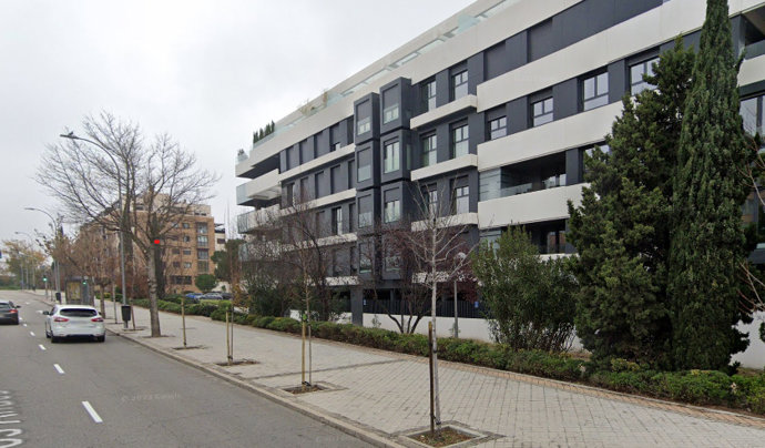 Herido un chico de 14 años al chocar contra un autobús tras huir de un grupo en patinete que quería robarle