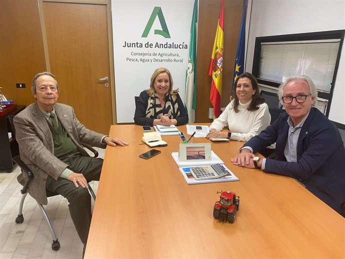 Reunión de la viceconsejera de Agricultura, Pesca, Agua y Desarrollo Rural, Consolación Vera, con la vicedecana de la demarcación de Andalucía, Ceuta y Melilla del Colegio de Ingenieros de Caminos, Canales y Puertos.