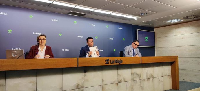 El portavoz del Gobierno riojano, Alfonso Domínguez -en el centro- ,junto al gerente de ADER, Luis Pérez -a la derecha- y la consejera de Economía, Belinda León -a la izquierda- en comparecencia de prensa del Consejo de Gobierno