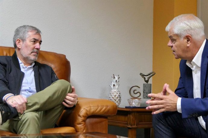 El presidente de Canarias, Fernando Clavijo, y el presidente del Cabildo de El Hierro, Alpidio Armas, en una reunión para analizar la crisis migratoria en la isla