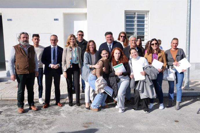 Familias beneficiarias de viviendas públicas en Morón de la Frontera (Sevilla).