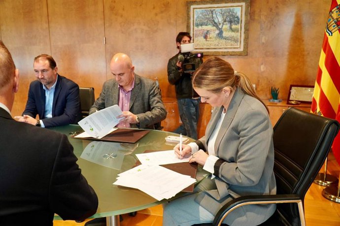 La presidenta del Govern, Marga Prohens, y el presidente del Consell de Ibiza, Vicent Marí, firmando el convenio.