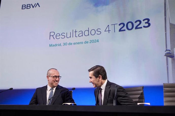 El presidente de BBVA, Carlos Torres Vila (i), y el consejero delegado, Onur Gen (d), presentan los resultados financieros correspondientes al ejercicio 2023, en el Auditorio Ciudad BBVA,  a 30 de enero de 2024, en Madrid (España).
