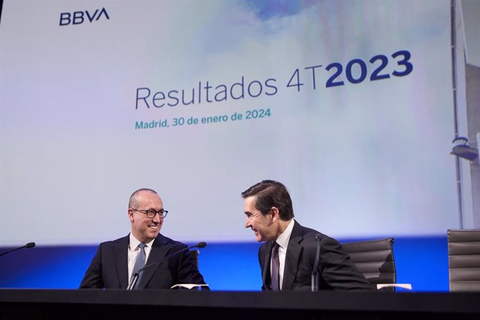 El presidente de BBVA, Carlos Torres Vila (i), y el consejero delegado, Onur Genç (d), presentan los resultados financieros correspondientes al ejercicio 2023, en el Auditorio Ciudad BBVA,  a 30 de enero de 2024, en Madrid (España).