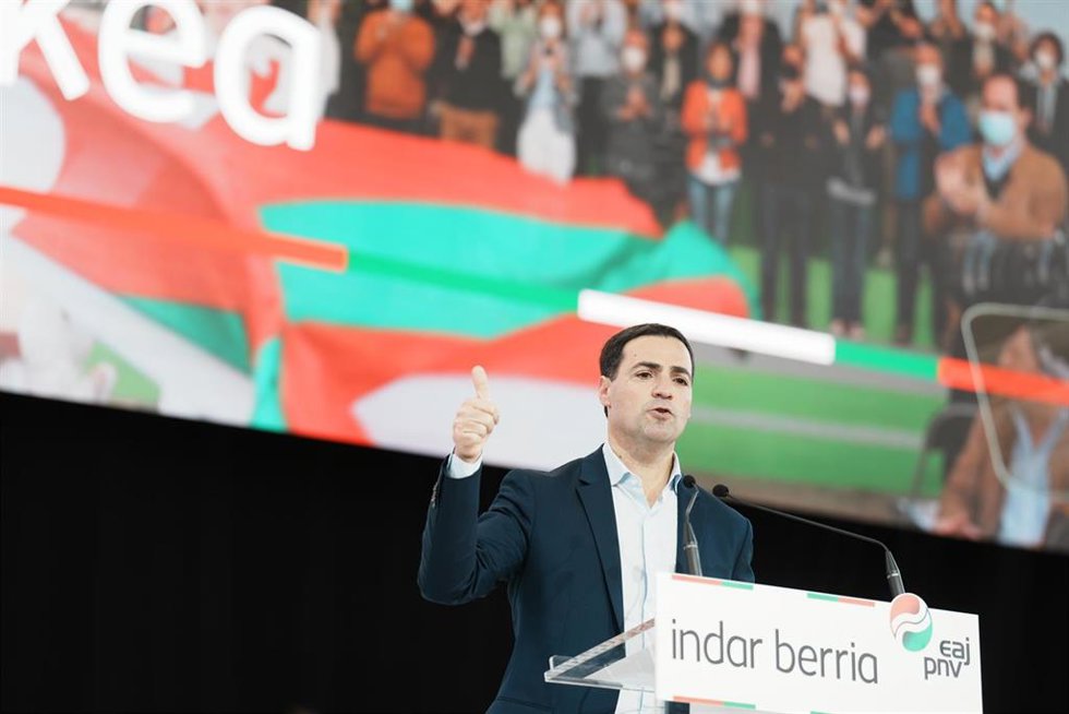 Archivo - El candidato del PNV a Lehendakari, Imanol Pradales , en un acto en Durango.