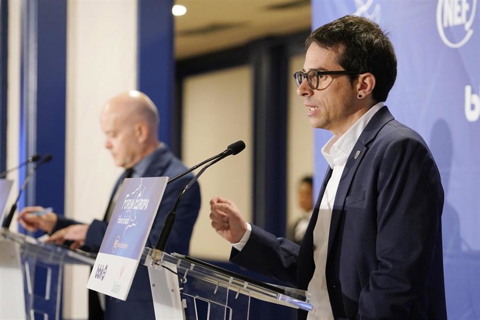 El candidato de EH Bildu a Lehendakari, Pello Otxandiano, durante su intervención en el desayuno organizado por Fórum Europa, en el Hotel Ercilla de Bilbao, a 30 de enero de 2024, en Bilbao