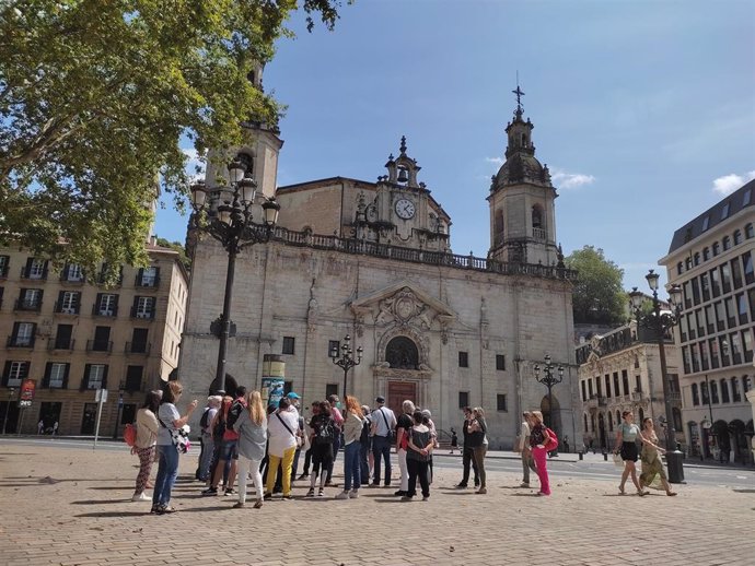 Archivo - Turistas en Bilbao (archivo).