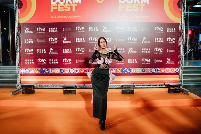 La cantante Vicco posa durante la alfombra naranja del Benidorm Fest.