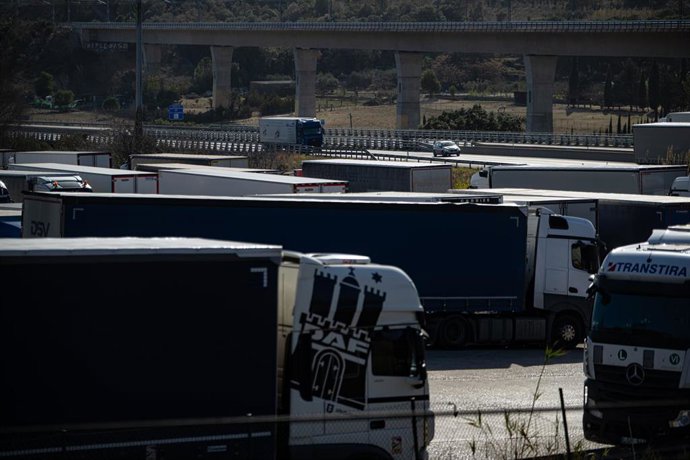 Archivo - Camiones en pasado sábado en La Jonquera. 