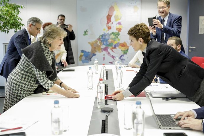 La presidenta de Navarra María Chivite y la comisaria europea Elisa Ferreira.