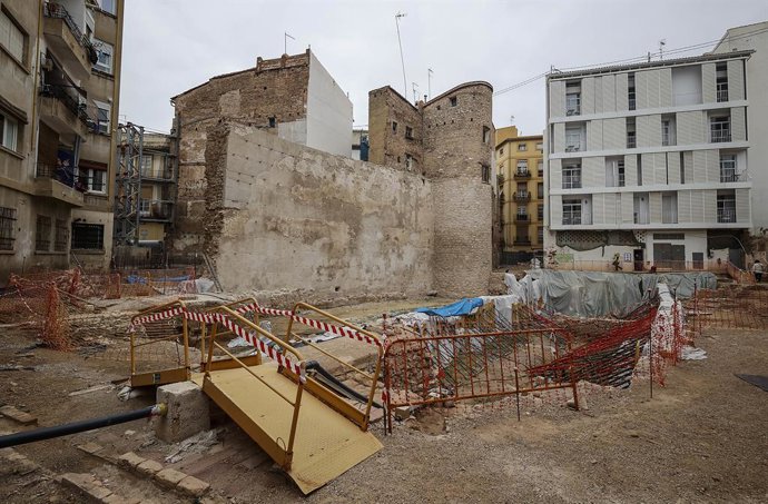 El concejal de Acción Cultural, Patrimonio y Recursos Culturales, Jose Luis Moreno, visita las obras de restauración de la antigua Muralla Islámica. Plaza del Ángel.