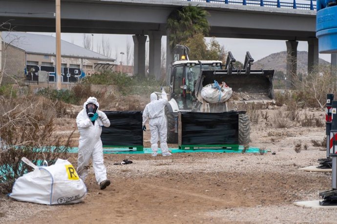 Retirada de residuos en El Hondón.