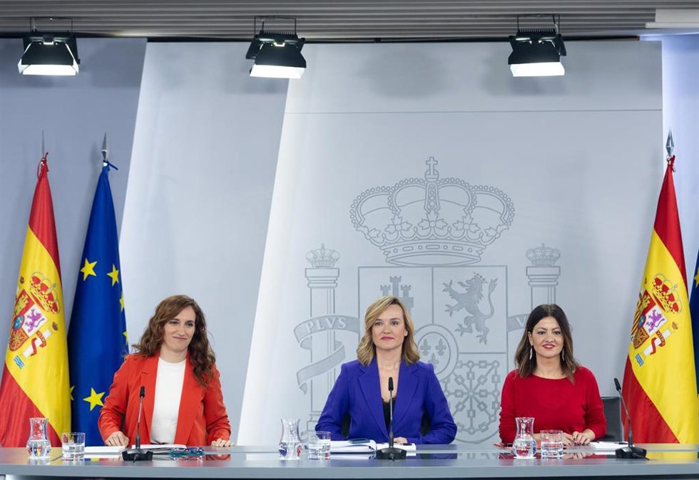 (I-D) La ministra de Sanidad, Mónica García; la ministra de Educación, Formación Profesional y Deporte, Pilar Alegría y la ministra de Infancia y Juventud, Sira Rego, durante una rueda de prensa posterior a la reunión del Consejo de Ministros, en el Pal