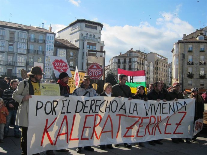Archivo - Manifestación de la plataforma Kaleratzeak Stop Desahucios 