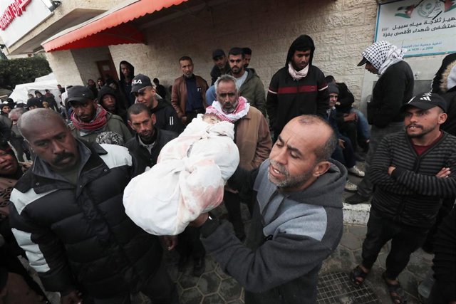 Un grupo de palestinos porta el cuerpo de niño muerto por los ataques de Israel sobre Gaza.