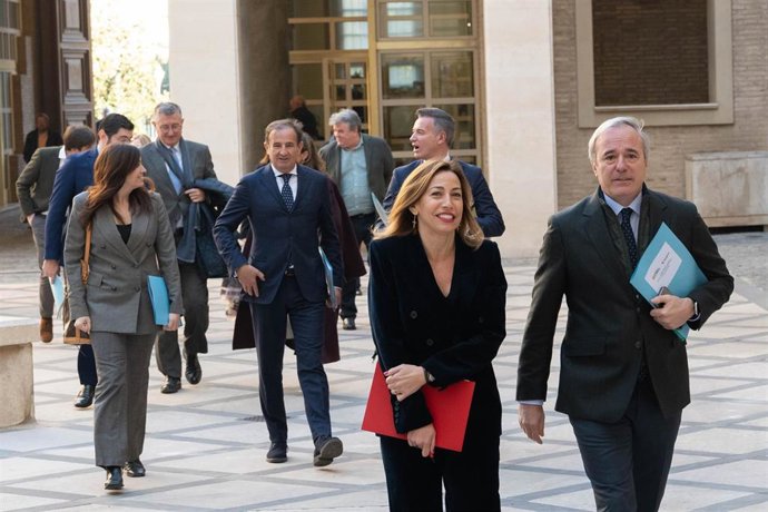 Archivo - El presidente del Gobierno de Aragón, Jorge Azcón, y la alcaldesa, Natalia Chueca, han presidido la reunión de la Comisión Bilateral en el Edificio Pignatelli.
