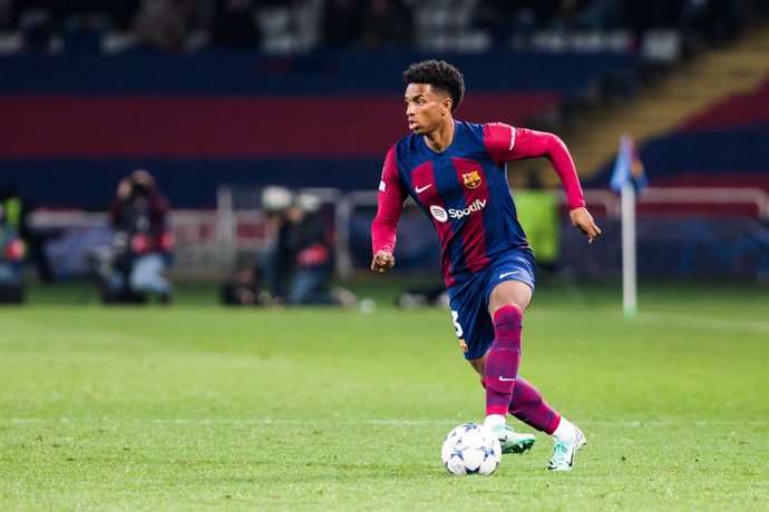 Archivo - Alejandro Balde of FC Barcelona in action during the UEFA Champions League Group H, match played between FC Barcelona and FC Porto at Olimpic de Montjuic stadium on November 29, 2023 in Barcelona, Spain.