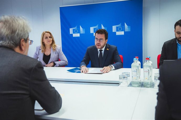 El presidente Pere Aragons y la consellera Natlia Mas durante la reunión con el comisario europeo de Economía, Paolo Gentiloni.
