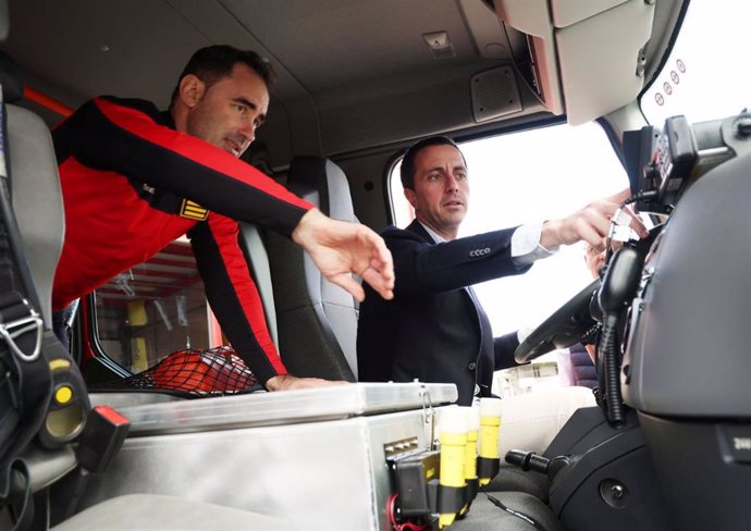 Presentación de los nuevos camiones de Bomberos de Mallorca junto al president del Consell de Mallorca, Lloren Galmés, este martes.