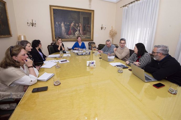Reunión para evaluar el servicio de teleasistencia que ofrece la Diputación de Cáceres