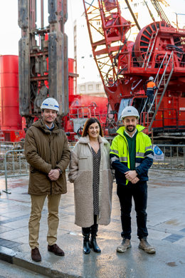 La presidenta de Cantabria, María José Sáenz de Buruaga, junto a la maquinaria que trabaja en la construcción del nuevo MUPAC