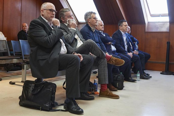 Los siete exdirectivos de B3 Cable acusados de apropiación indebida y delito contra la hacienda pública durante el juicio en la Audiencia Provincial de Cantabria