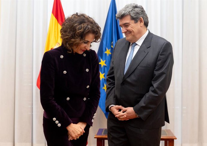 Archivo - El ministro de Transformación Digital y Función Pública, José Luis Escrivá, y la vicepresidenta primera y ministra de Hacienda, María Jesús Montero, durante el acto de traspaso de la cartera de Función Pública al nuevo Ministerio para la Trans