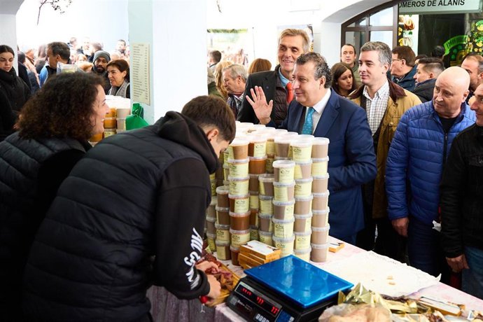El presidente de la Diputación de Sevilla, Javier Fernández, en la Feria de Muestras de El Pedroso.