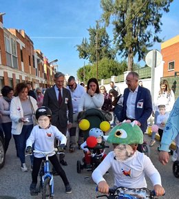 El delegado de Desarrollo Educativo en Sevilla, Miguel Ángel Araúz, acompañado por el alcalde de Brenes, Jorge Barrera, con motivo del Día de la No Violencia y la Paz en el CEIP Manuel de Falla.