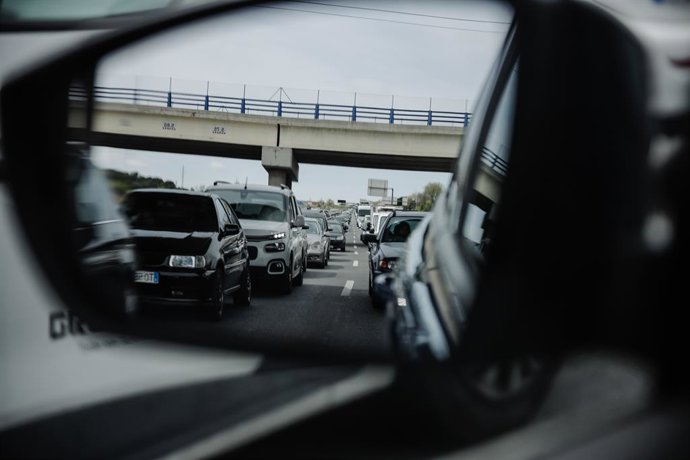 Archivo - El retrovisor de un vehículo refleja el tráfico en la A-5, el día en que arranca la operación salida de Semana Santa 2022, a 8 de abril de 2022, en Madrid (España).