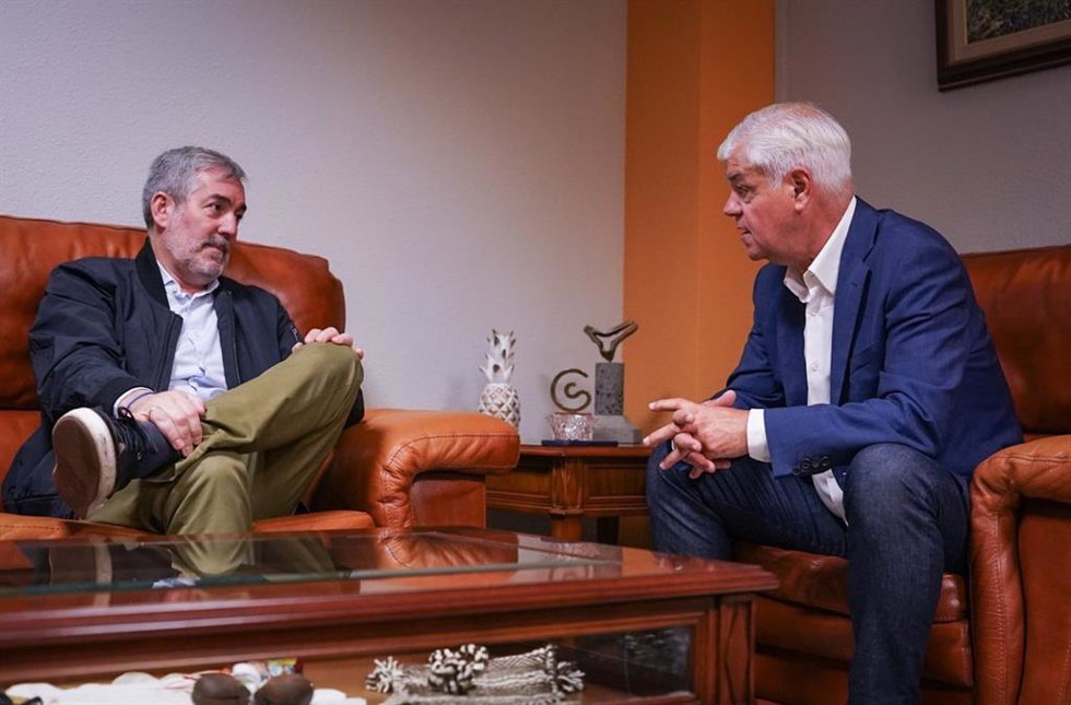 El presidente de Canarias, Fernando Clavijo, se reúne con el presidente del Cabildo de El Hierro, Alpidio Armas, para analizar la crisis migratoria en la isla