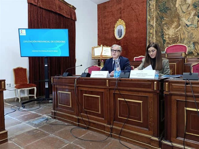 El presidente de la Diputación de Córdoba, Salvador Fuentes, y la delegada de Hacienda y Fondos Europeos, Ana Rosa Ruz, en la presentación del proyecto de Presupuestos.