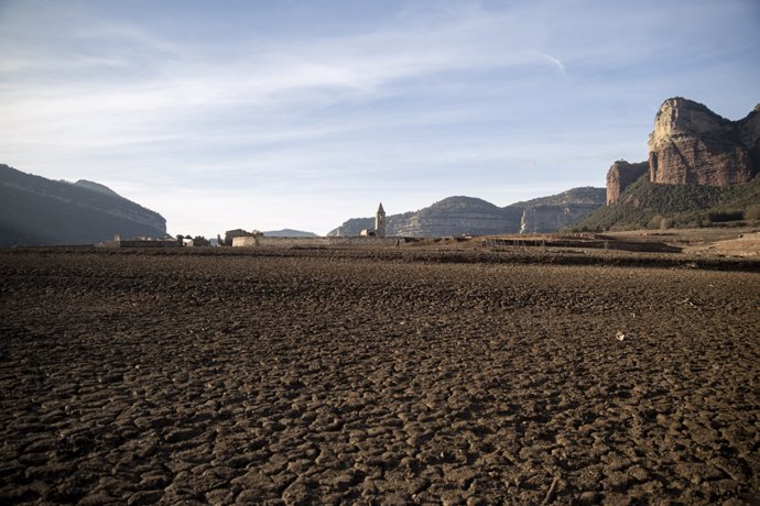 Vista del pantano de Sau, a 22 de enero de 2024, en Barcelona, Catalunya (España). Los embalses de las cuencas internas en Catalunya están a punto de llegar al límite del 16% de media. El  pantano de Sau, en la provincia de Barcelona, se encuentra en su m