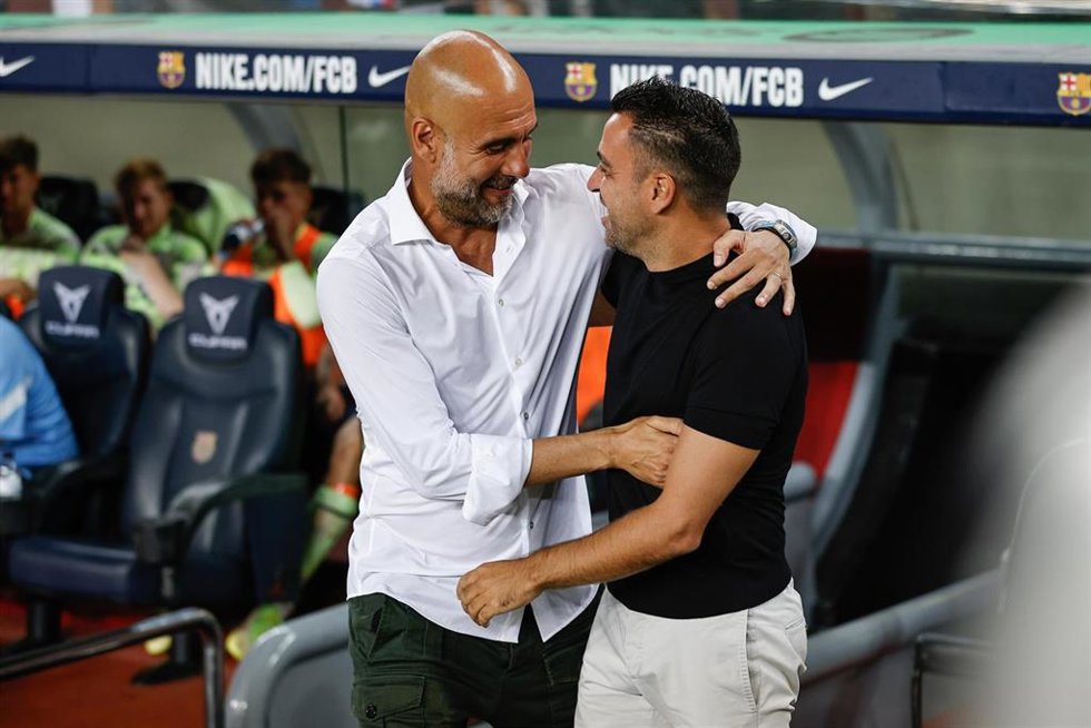 Archivo - El entrenador del Manchester City, Pep Guardiola, junto al del FC Barcelona, Xavi Hernández, en el Camp Nou. 