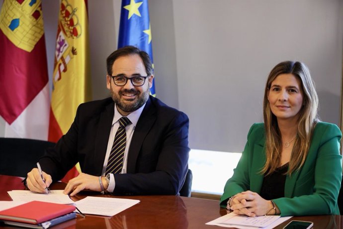 El presidente del PP de C-LM, Paco Núñez, y la secretaria regional, Carolina Agudo.