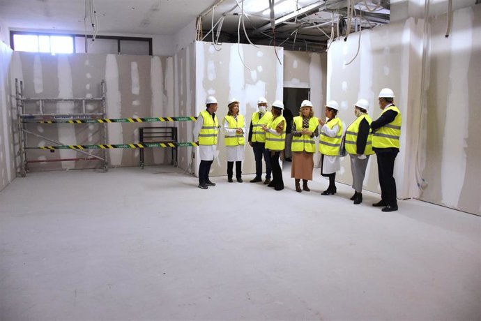 La consejera de Salud y Consumo, Catalina García, visita las obras para renovar el área de Farmacia del Hospital Infanta Elena de Huelva.