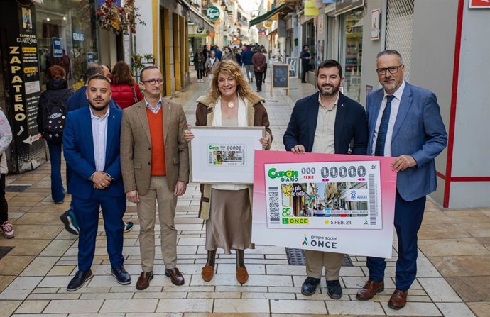 El director de la ONCE en Huelva, Francisco García Soriano; el consejero territorial, Juan José Díaz Donoso, y la alcaldesa de Huelva, Pilar Miranda, en la presentación del cupón de la ONCE dedicado a la calle Arquitecto Pérez Carasa